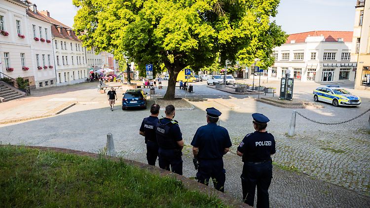 Vermummte greifen Kundgebung gegen rechts in Brandenburg an