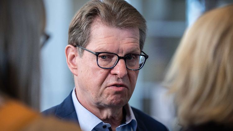 Ralf Stegner soll raus, Heidi Reichinnek will rein