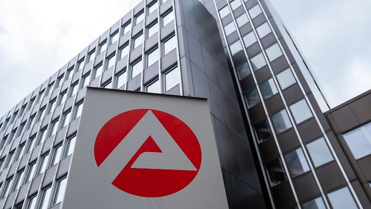 Mehr als 800.000 Besch&auml;ftigte erhalten auch B&uuml;rgergeld