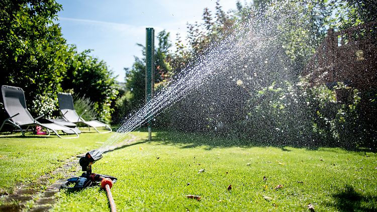 Rasen sprengen mit öffentlichem Wasser verboten