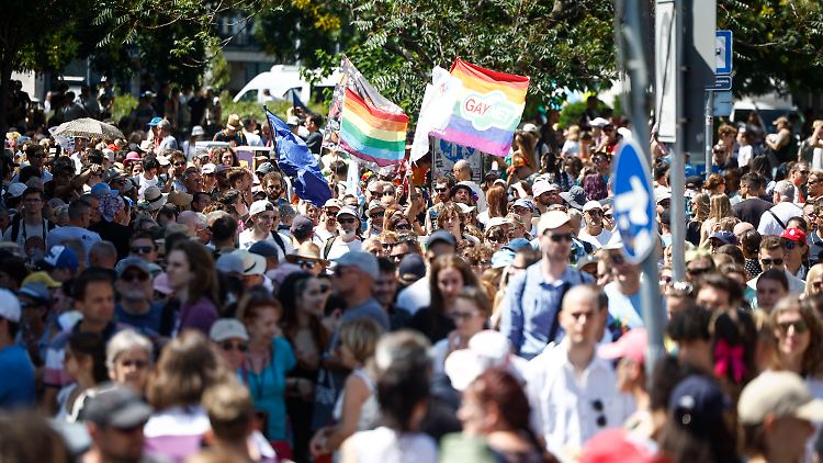 200.000 Leute nehmen an verbotener CSD-Demo in Budapest teil