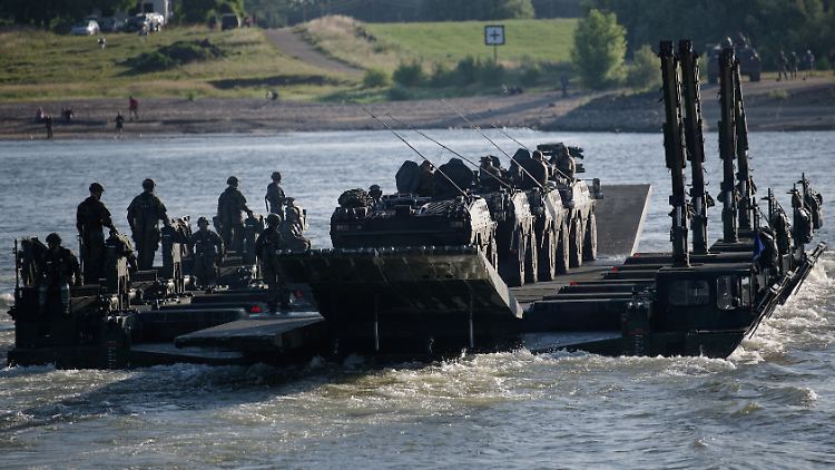 1200 Soldaten bei Militärübung am Rhein im Einsatz
