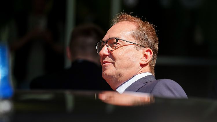 Dobrindt trifft Geiselangehörige und informiert sich über Cyberabwehr