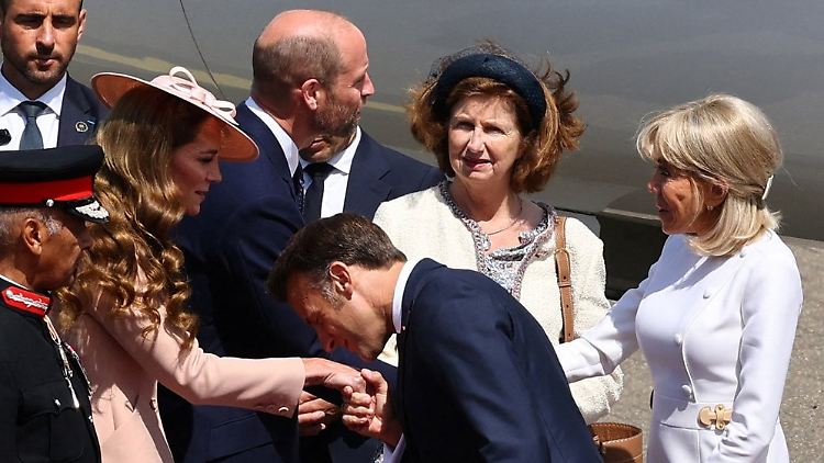 Eine ausgeschlagene Hand, ein Kuss und ein rotes Auge