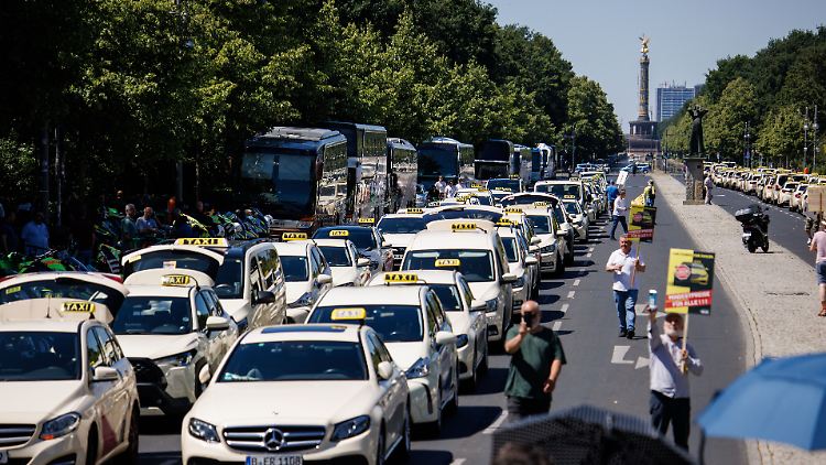 Taxi-Fahrer demonstrieren gegen Uber und Co.