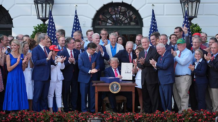 Trump zelebriert Unterschrift unter seinem Steuergesetz