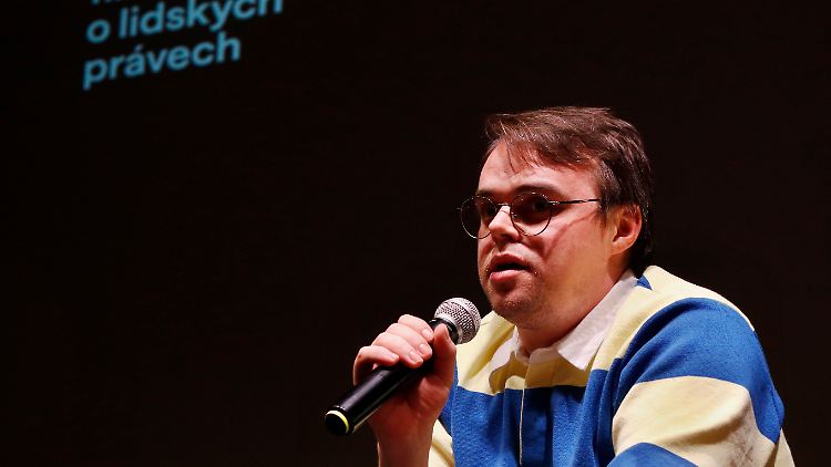 Russischer Lehrer filmt Indoktrination von Kindern