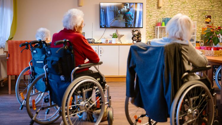 Warken will Pflege-Milliardendefizit aus dem Haushalt ausgleichen