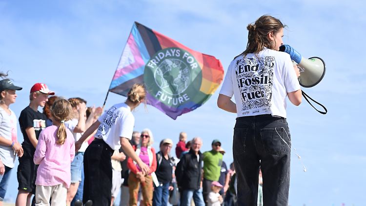 Klimaschützer protestieren auf Borkum gegen Gasbohrungen