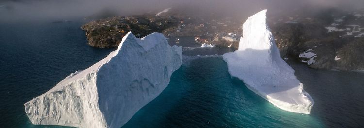 Gigantischer Eisberg bedroht Dorf in Grönland