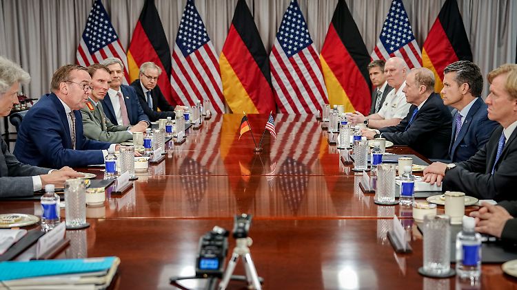 Pistorius kommt mit Bierhumpen und Sack voll Geld