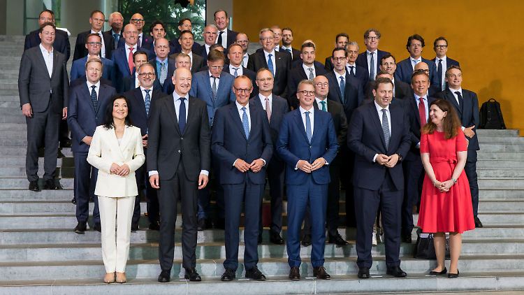 Gruppenfoto vom "Investitionsgipfel" sorgt für Aufregung