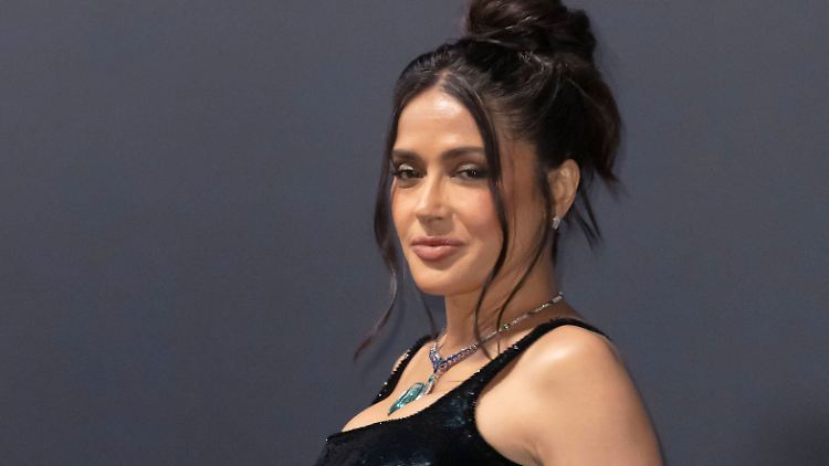 Salma Hayek wird mit 58 Bikini-Ehre zuteil