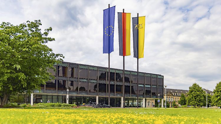 Landtagsabgeordneter schmiert Hakenkreuz auf Stimmzettel