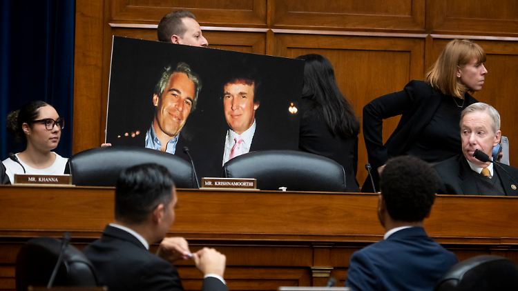 Trump veranstaltete für Epstein Privatparty mit Kalendergirls