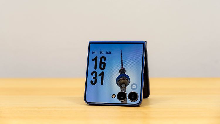 Das Galaxy Z Flip 7 zeigt Größe