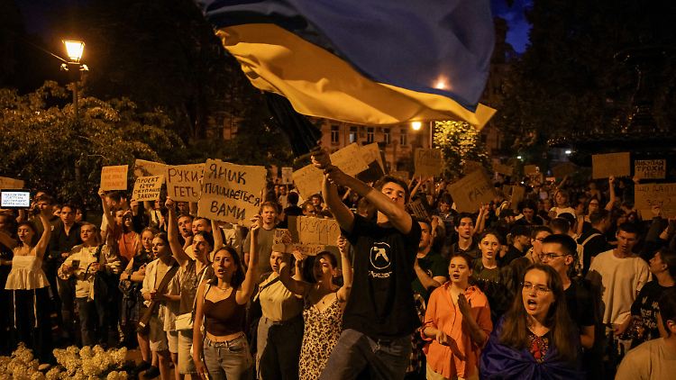 Pl&ouml;tzlich prasselt von vielen Seiten heftige Kritik auf Selenskyj ein