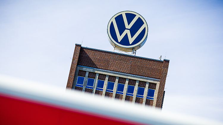 Gewinn von VW bricht um mehr als ein Drittel ein