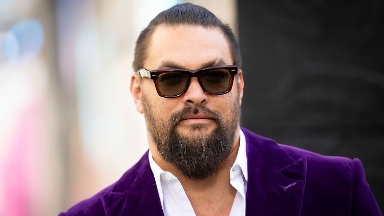 Jason Momoa rückt seinem Bart zu Leibe