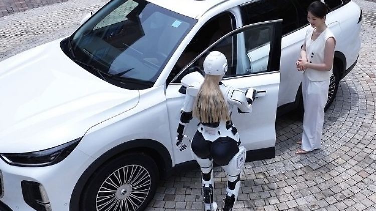 Humanoider Roboter "Mornine" öffnet Autotüren