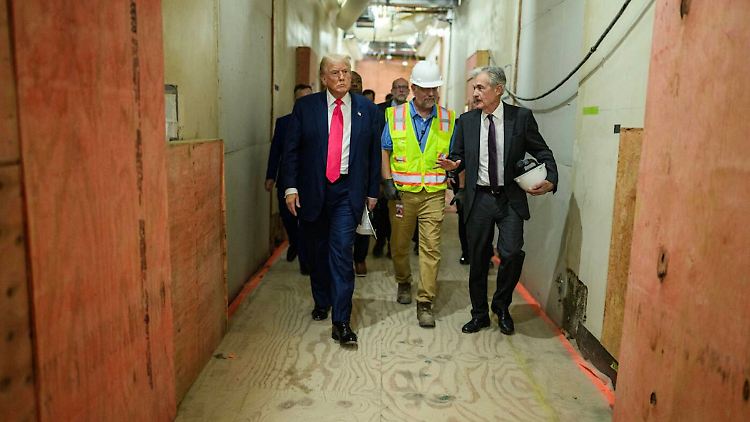Fed-Chef Powell kann bei Trump-Besuch nur den Kopf schütteln
