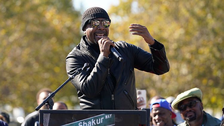 MC Hammer steht bei seiner Bank in der Kreide