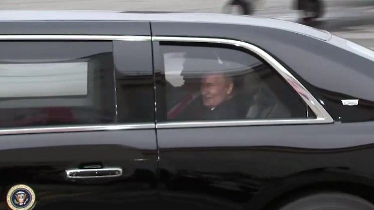 Trump und Putin fahren überraschend gemeinsam zum Tagungsort