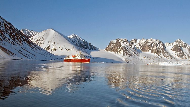 See auf Gletscher sprengt Risse in Grönlands Eis