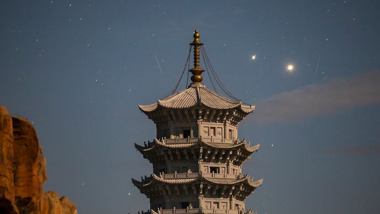 Helle Punkte am Morgenhimmel sorgen für Rätselraten