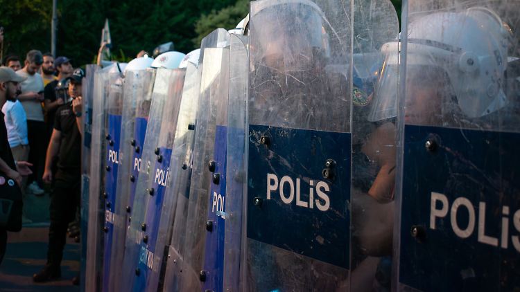 Türkische Behörde verhaftet über 40 Menschen bei Razzia