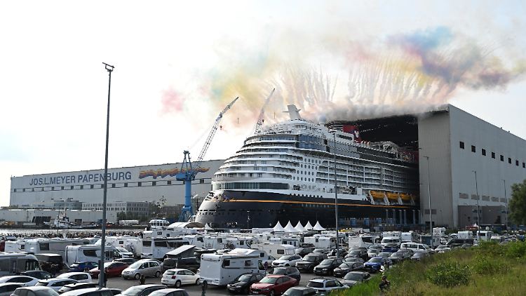 Kreuzfahrtschiff "Disney Destiny" verlässt Bauhalle der Meyer Werft