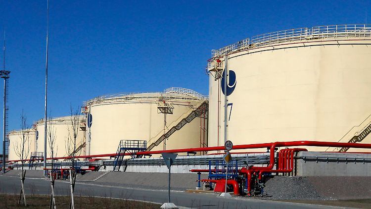Russische Raffinerie brennt in Ostseehafen