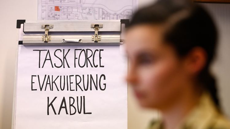 Dobrindt verteidigt langsame Aufnahme von Afghanen