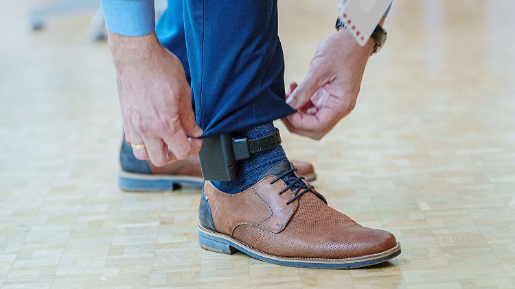 Elektronische Fußfessel soll Opfer häuslicher Gewalt schützen