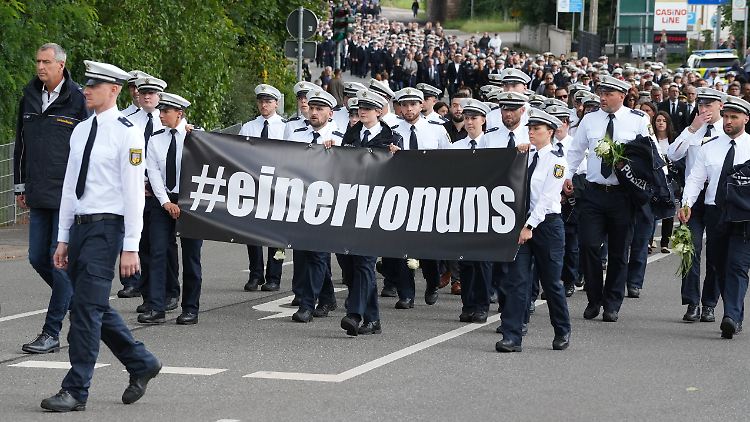 Viele Menschen nehmen Abschied von get&ouml;tetem Polizisten