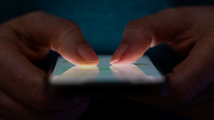 So viele Keime lauern auf dem Handybildschirm wirklich