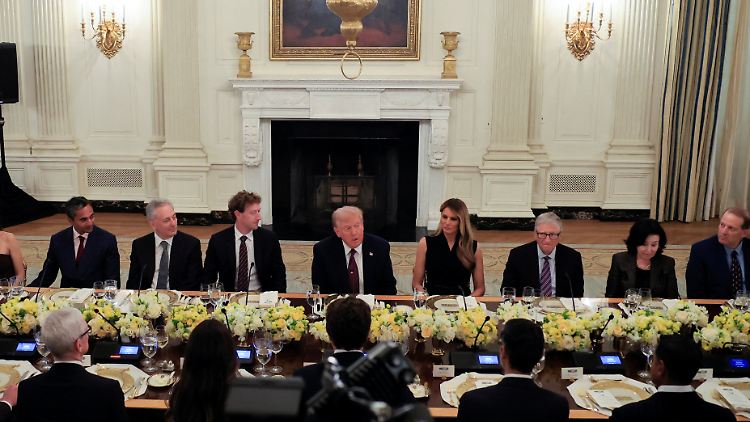 Tech-Oligarchen degradieren sich zu Trumps Werbefiguren