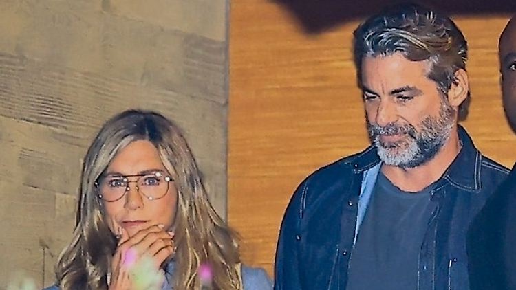 Zeigt Jennifer Aniston etwa ihren Freund?