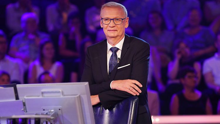 Günther Jauch kommt auf Krücken