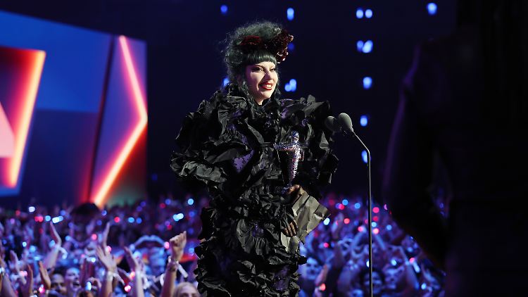 Lady Gaga räumt ab - dann ruft die Pflicht