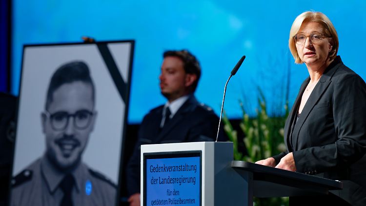 Gedenken in V&ouml;lklingen an get&ouml;teten Polizisten Simon Bohr