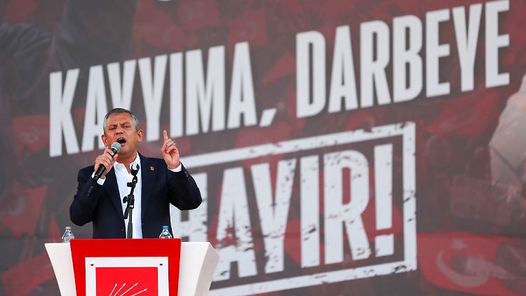 Türkischer Oppositionschef bleibt vorerst im Amt