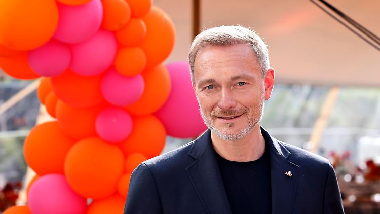 Christian Lindner freut sich, "mal wieder unter Leuten zu sein"