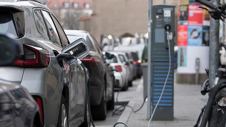 In jeder zweiten Kommune stehen E-Lades&auml;ulen