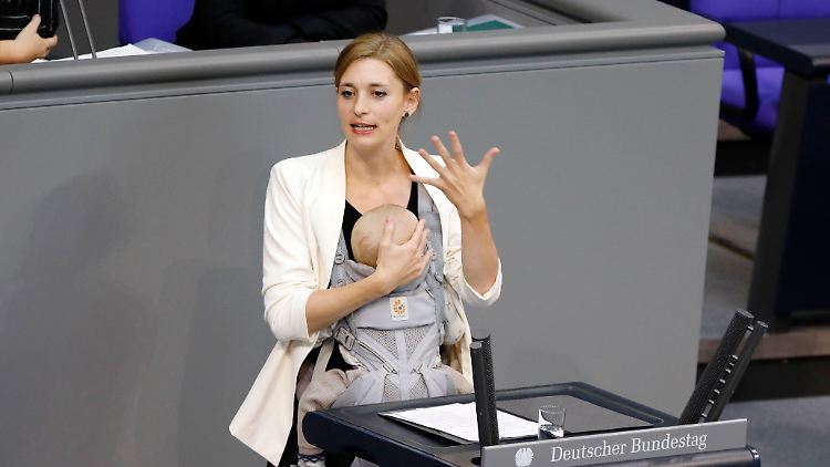 Hanna Steinm&uuml;ller nimmt Baby mit ans Rednerpult