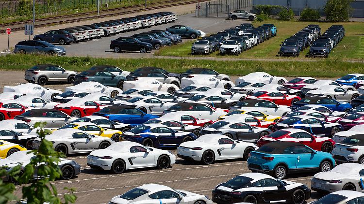 Porsche verschiebt E-Modelle - Milliardenbelastung bei VW