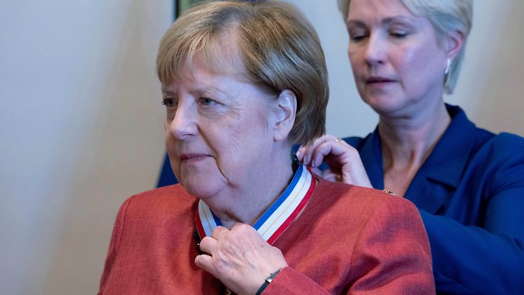 Merkel von Schwesig als "wertvolle Verbündete" geehrt