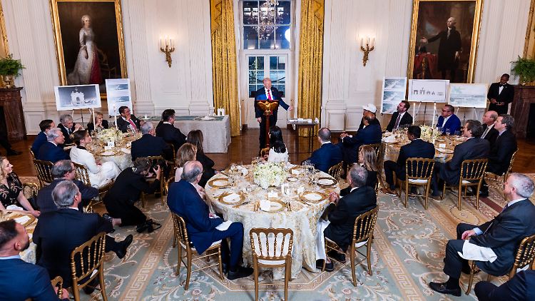 Trump l&auml;dt Finanziers seines Ballsaals zu prunkvollem Dinner