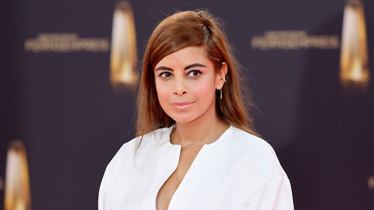 Collien Fernandes meldet sich aus dem Krankenhaus