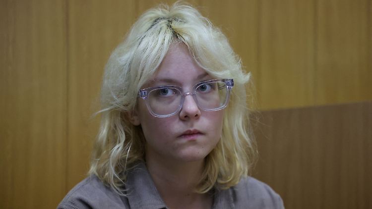 Russisches Gericht verurteilt junge Straßenmusikerin